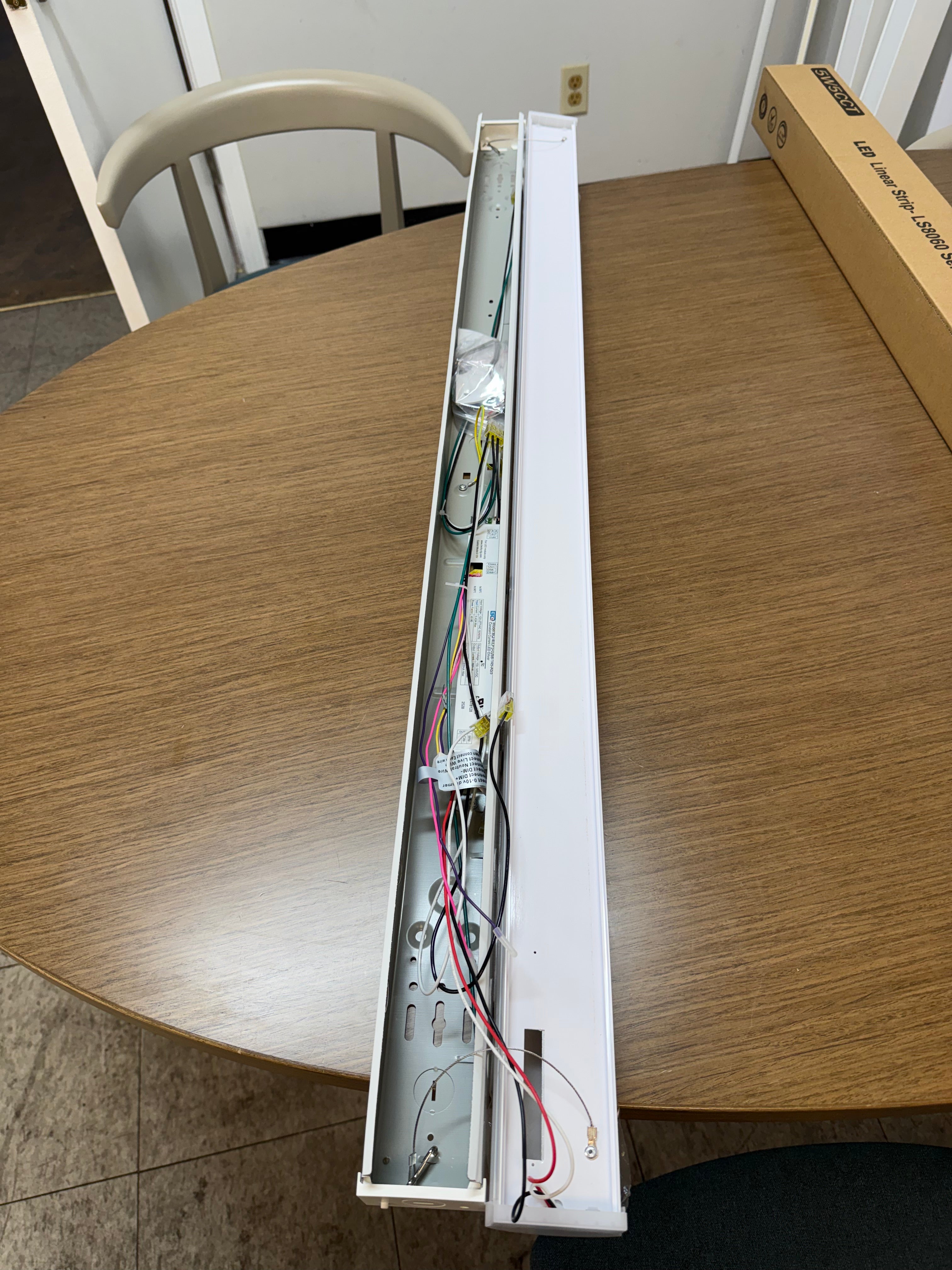 LED Linear Strip LS8060 Series 4FT/ 40W LS8060X-4FT-H-5WCCT
