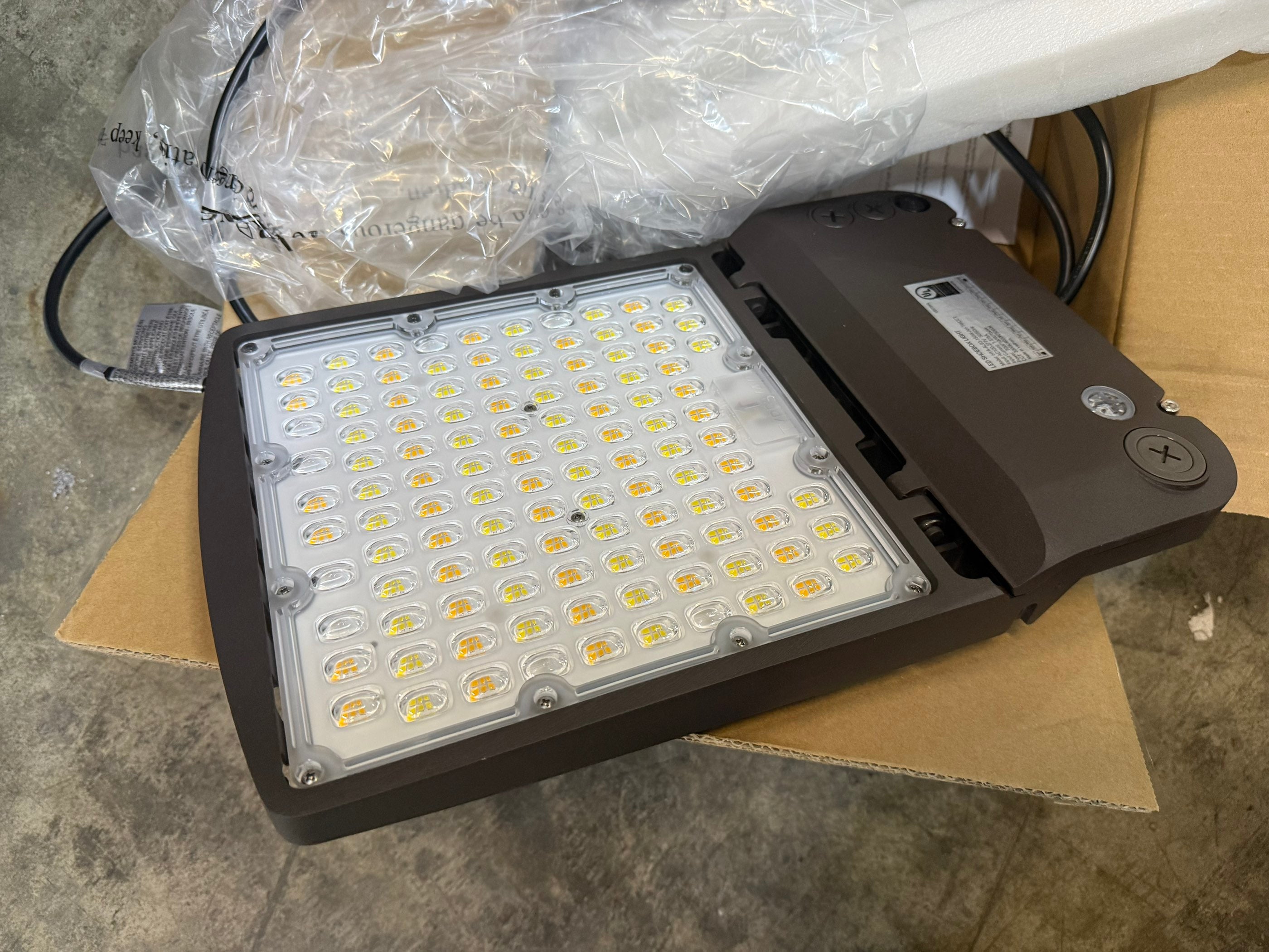 LED Area/Shoebox Light AL03 Series/150-100-70W Selectable/ 3000-4000-5000K Selectable /120-277V/ Type III-Type IV-Type V Selectable/ Photocell Pre-Installed/ DLC Premium